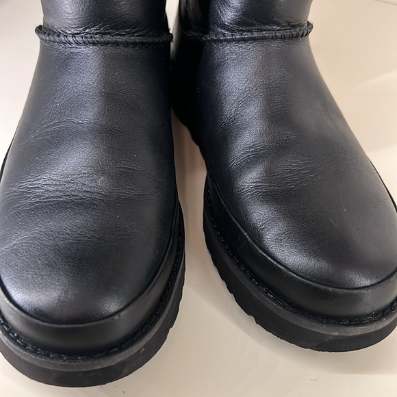 UGG Women's Classic Zip Mini Black Pre-loved - Picture 16 of 17
